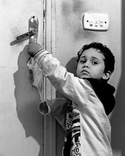 一个快乐的小男孩在家里的肖像-不同的孩子肖像图片下载