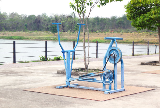 公园里的运动器材图片下载