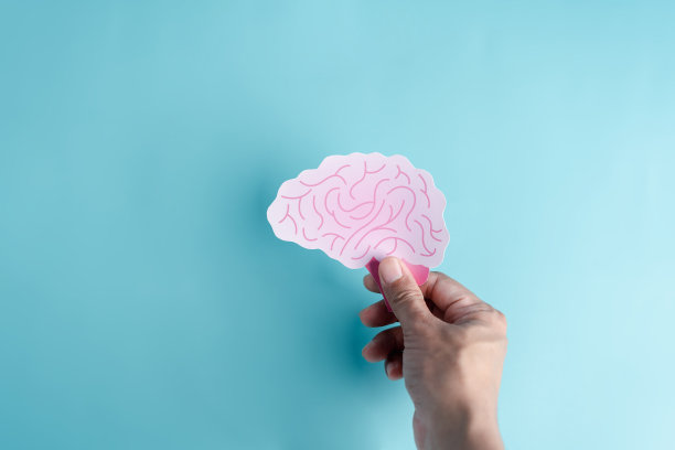 手握人脑剪纸、创意智力思维或意识到阿尔茨海默病、帕金森病、痴呆、中风、癫痫或精神健康。神经学和心理学护理。图片下载