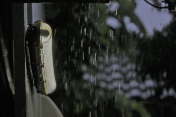 雨滴落在室外的灯旁图片下载