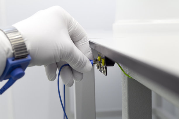 手环佩戴者佩戴防静电布和手套防静电手环或接地设备，防静电，用于安全地接地工作。半导体制造业。图片下载