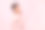 深思熟虑的年轻黑人妇女把她的手放在下巴上，沉思地看着上面。图片下载