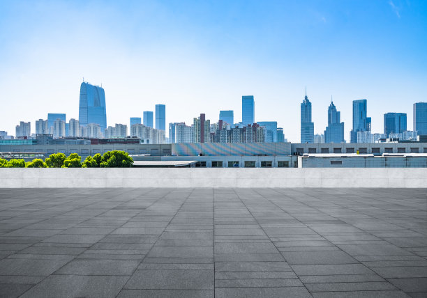 全景天际线和建筑与空旷的广场地板图片下载