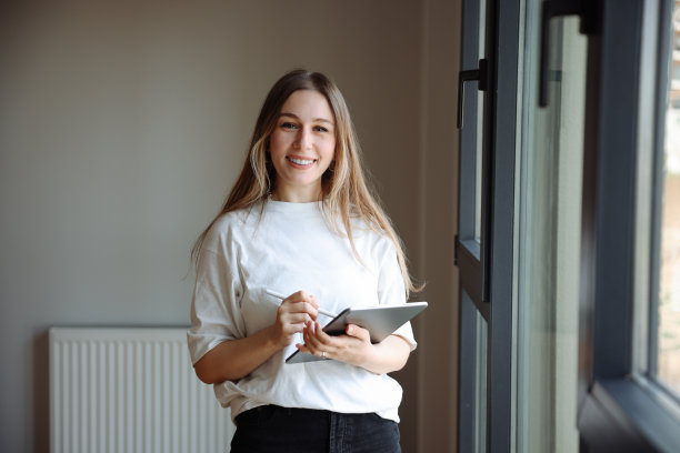 女建筑师站在正在翻修的房子里使用平板电脑图片下载