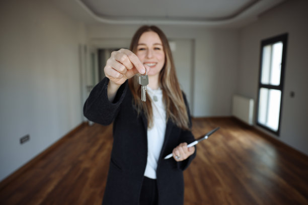 快乐的房地产经纪人显示一个物业图片下载