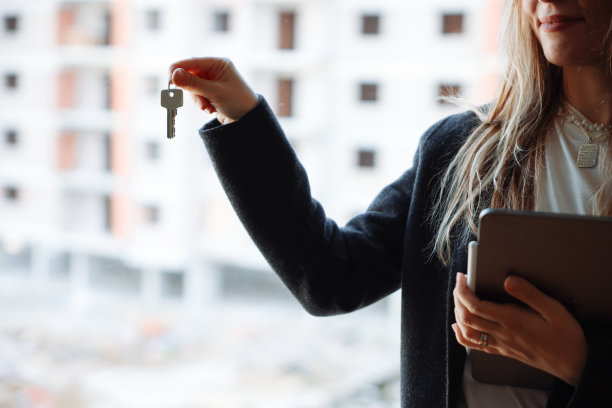 快乐的房地产经纪人显示一个物业图片下载