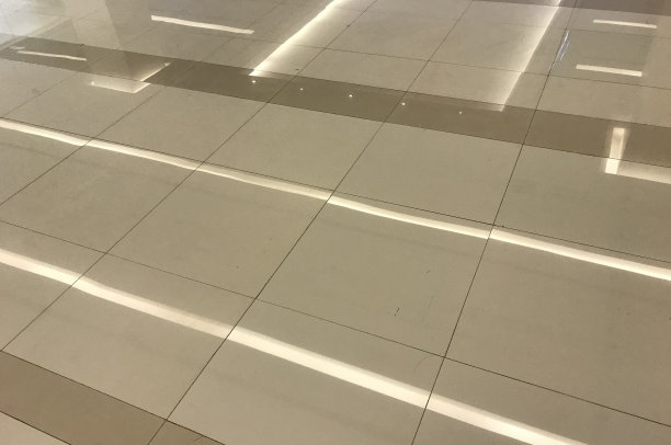 灯光反射在大理石地板上图片下载