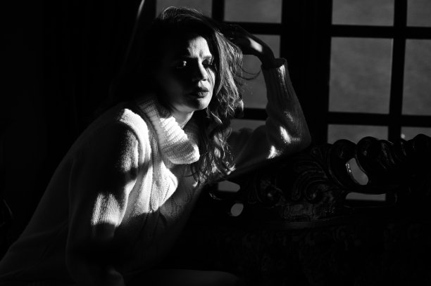 美丽的笑金发模特女孩与长卷发微笑的女人发型波浪卷发。性感的开放式衬衫红色指甲美甲时尚，美容和化妆肖像图片下载