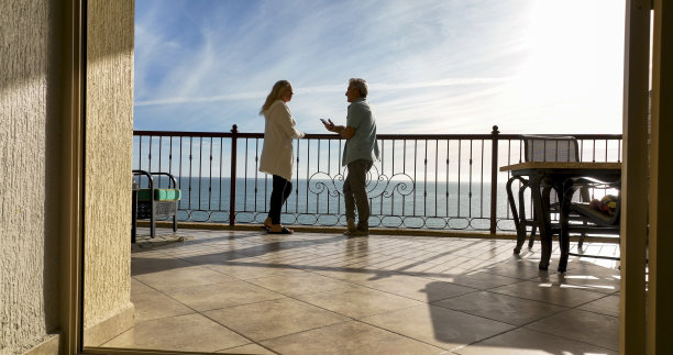 老年夫妇在海上阳台上交谈图片下载