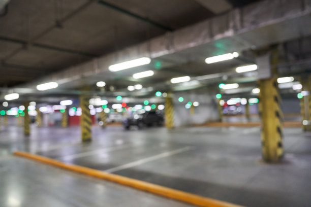 一个模糊的地下停车场，有一个交通车道标志，一个不聚焦的交通背景，一个购物中心停车场的不聚焦快照。有空间复制。高质量照片图片下载