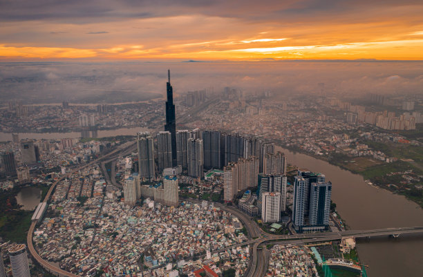 大雾天的81号地标图片下载