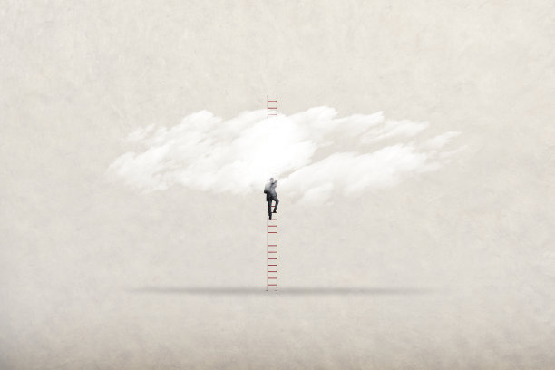 一名男子爬上了一架伸入和伸出云层的梯子图片下载