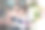 两个年轻美丽的女性花店合伙人愉快地工作作为一个花店。图片下载