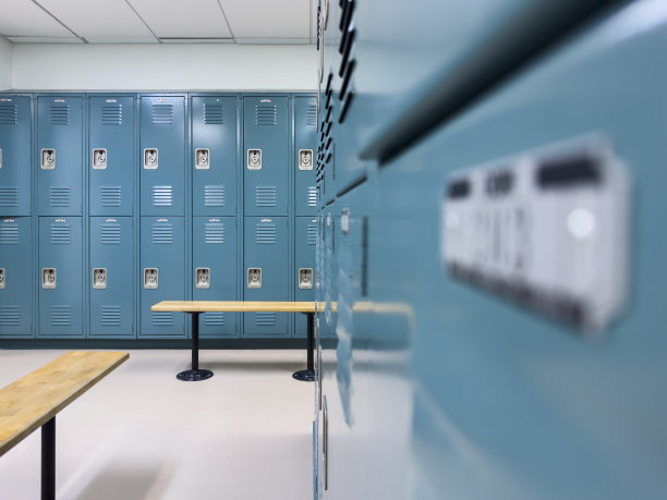 空荡荡的健身房更衣室图片下载