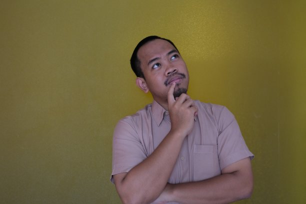 成年亚洲男人用手势思考和想象图片下载