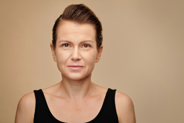 成熟女性的工作室肖像图片下载