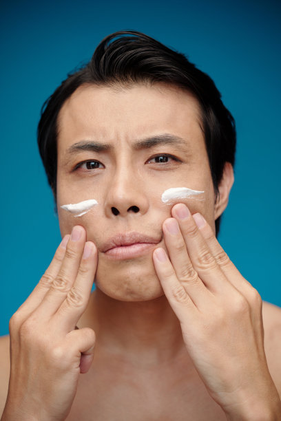 男士使用清洁泡沫图片下载