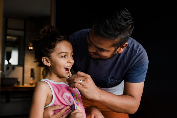拉丁美洲的墨西哥，父亲在教女儿如何刷牙图片下载