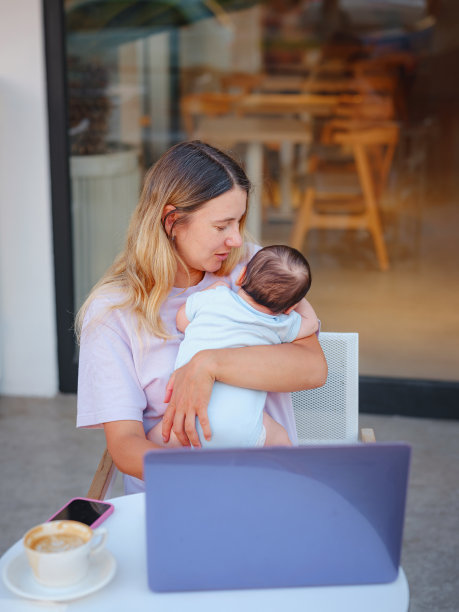 不同人的母亲画像与黑黝黝的婴儿。图片下载
