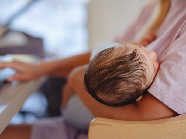 不同人的母亲画像与黑黝黝的婴儿。图片下载