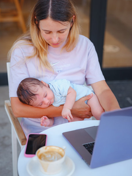 不同人的母亲画像与黑黝黝的婴儿。图片下载
