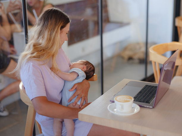 不同人的母亲画像与黑黝黝的婴儿。图片下载