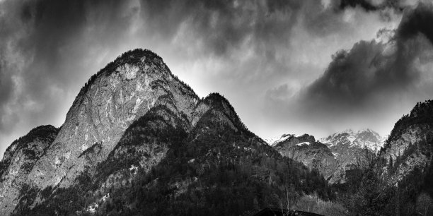 奥地利蒂罗尔因斯布鲁克的诺德凯特阿尔卑斯山的高山，也被称为北链或北部山脉，春天有戏剧性的黑白云景和雨水图片下载