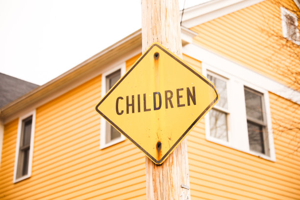 黄色的行人指示牌通常象征着行人过马路是安全的。这是行人小心和安全的普遍标志。图片下载