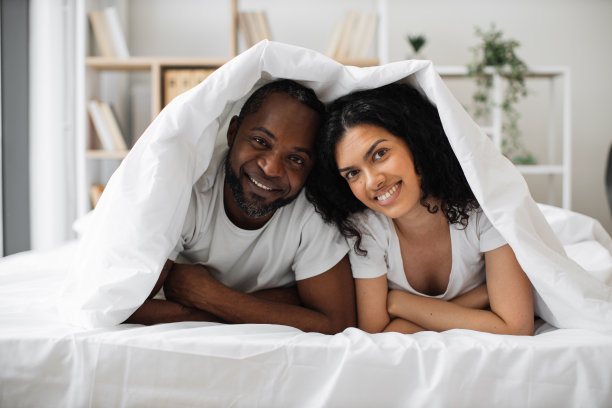 跨种族家庭一起躺在卧室里图片下载