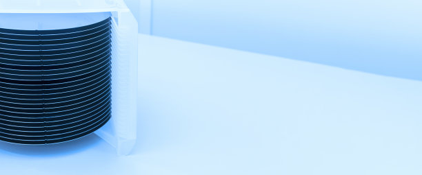 半导体铸造厂洁净室中包装在塑料储存箱中的一批硅片，准备用于微芯片生产。图片下载