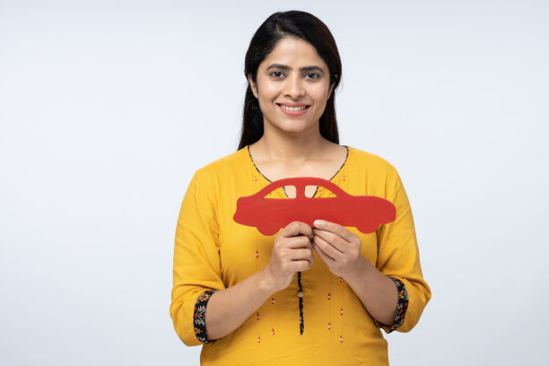 照片的年轻积极妇女持有汽车符号孤立在白色背景的股票照片图片下载