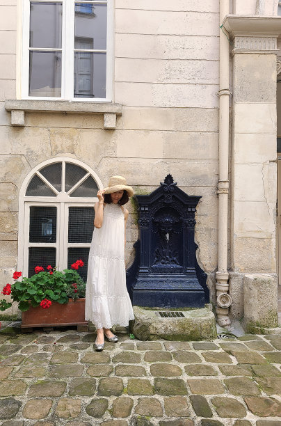 经典建筑前的女人图片下载