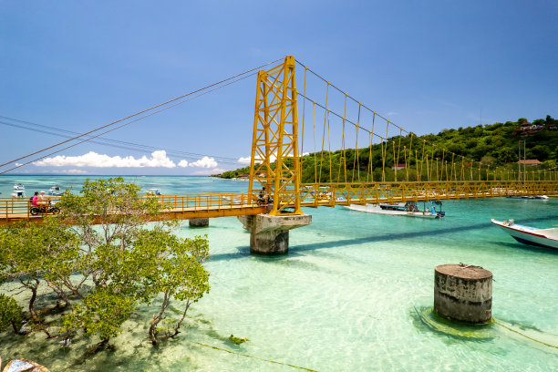 著名的黄色大桥Nusa, nub良Nusa，巴厘岛无人机图片下载