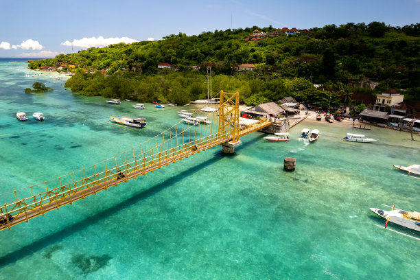 著名的黄色大桥Nusa, nub良Nusa，巴厘岛无人机图片下载