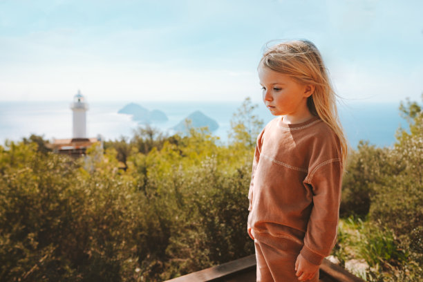 孩子女孩旅行享受海景家庭健康的生活方式积极暑假户外女孩徒步旅行在土耳其利西亚方式Gelidonya灯塔图片下载