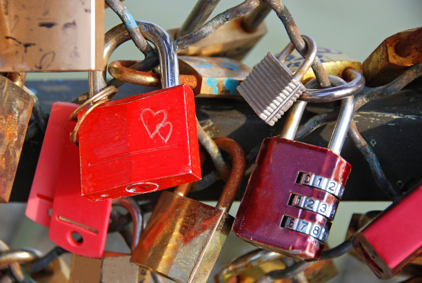 一双双相爱的情侣，靠近点图片下载