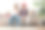 十几岁的一个男孩和一个女孩坐在阁楼式明亮的房间里的沙发上，一个女孩打开一个男孩赠送的红色盒子。生日礼物，情人节礼物，圣诞节礼物。青少年的人际关系。水平的照片。图片下载