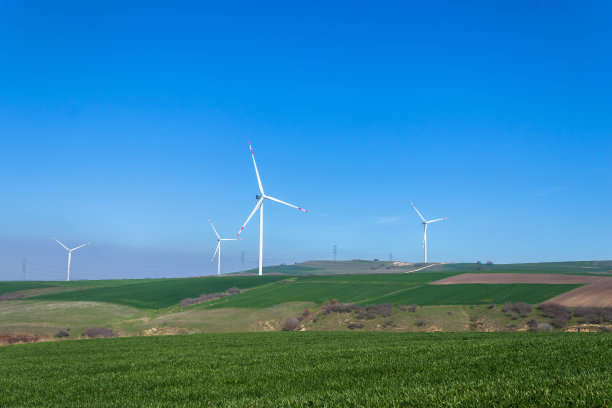 风力发电机产生的能量来自于自然中清澈的蓝天图片下载