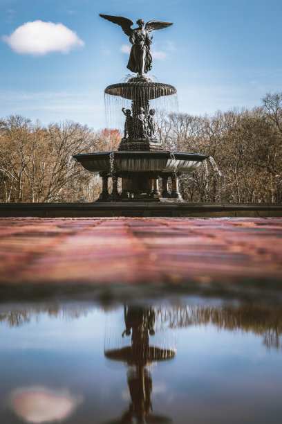 中央公园春天的贝塞斯达喷泉图片下载