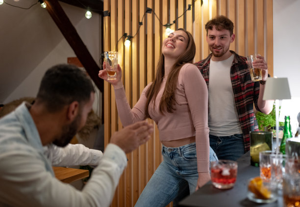 一对年轻夫妇热情地跳着拉丁舞。图片下载