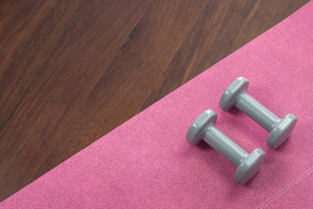 健身设备的木制背景图片下载