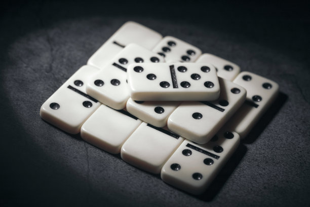 深色背景上的白色简约经典多米诺骨牌图片下载