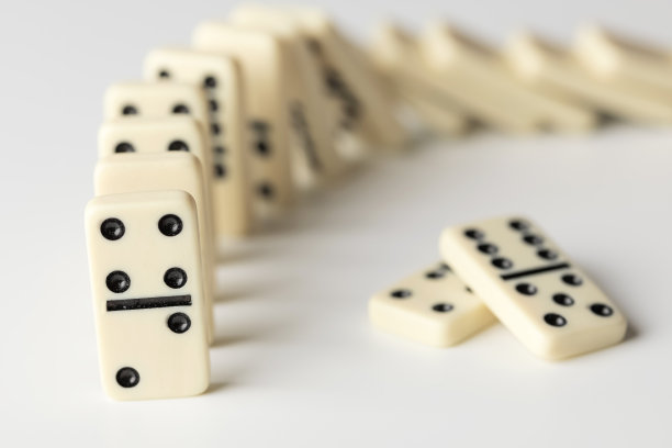 白色背景上的米色多米诺骨牌图片下载