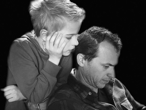 父子俩用智能手机聊天图片下载