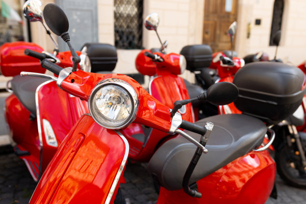 传统街道上的复古红色意大利摩托。在罗马老城的人行道上，一辆摩托车图片下载