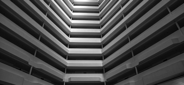 酒店大堂视图，光线从顶部图片下载