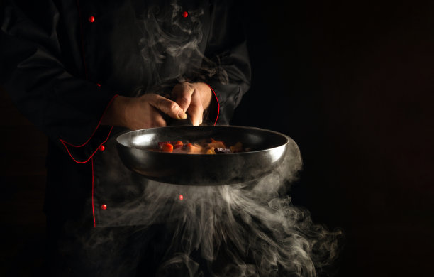 分子美食学或烹饪学厨师在煎锅里烹饪蔬菜。有广告位的餐厅或酒店菜单图片下载