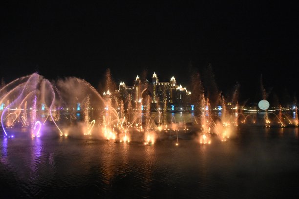 迪拜亚特兰蒂斯酒店附近的喷泉图片下载