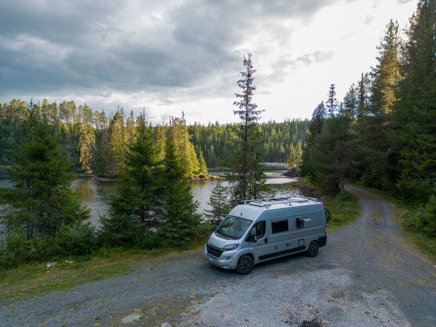 湖边停放的厢型车（无人机视角）图片下载