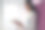 年轻迷人的亚洲商务女乘客坐在商务舱豪华飞机上，戴着无线耳机放松，在飞行中使用平板电脑工作图片下载